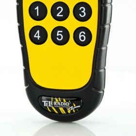En gul och svart Fjärrstyrning och automatik med siffror på.