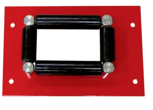 En röd Slangstyrning 4 -Vägs flerpositionsplatta med svarta skruvar på.