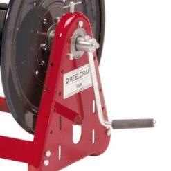 En LE312 123 12D - 3x3,15MM² 61m 25A slangupprullare på vit bakgrund.