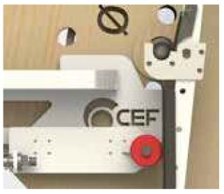 En bild på ett RACK - Självlåsningskrok med ordet "cef" på, tillsammans med kabeltrummor.