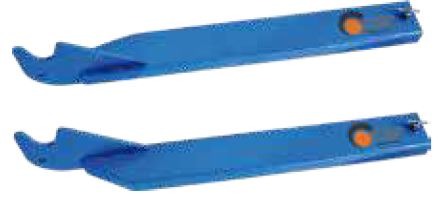 Två Förlängningsarm för gaffeltrucks blå plasthandtag på vit bakgrund, används för hantering av kabeltrummor.