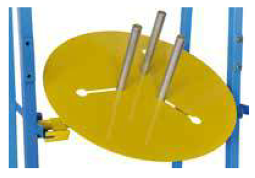 Ett Rack för kabelhantering med två metallstänger på för effektiv hantering.