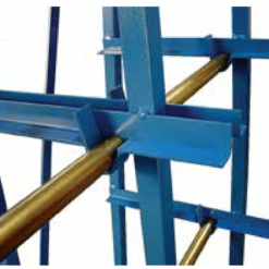 Ett blått metallställ för kabelhantering med ett mässingsrör för effektiv kabeltrummanshantering.