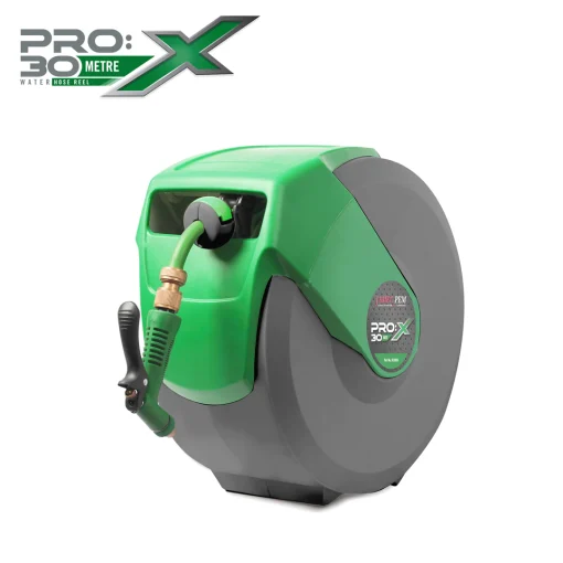 En grön Pro X Extreme - slangupprullare för trädgård och garaget - 30m Ø1/2" med en slang fäst på.