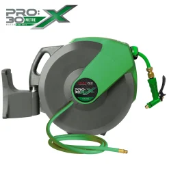 En Pro X Extreme - slangupprullare för trädgård och garaget - 30m Ø1/2" med en grön slang fäst på.
